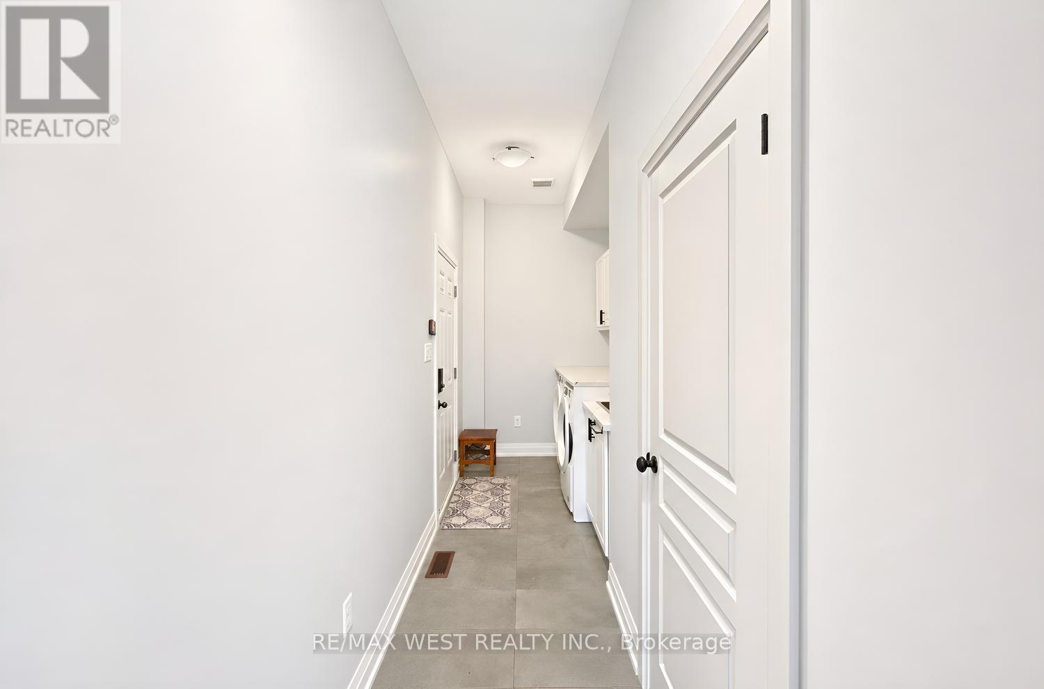 18 BOONE CRESCENT - 18