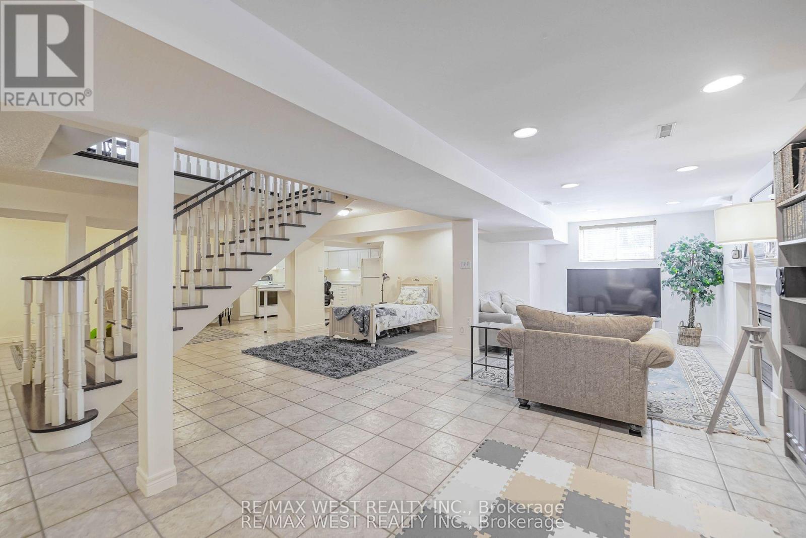 43 SUMMITCREST DRIVE - 18