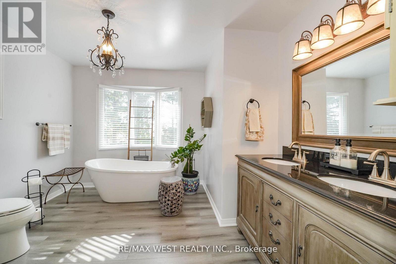 43 SUMMITCREST DRIVE - 12