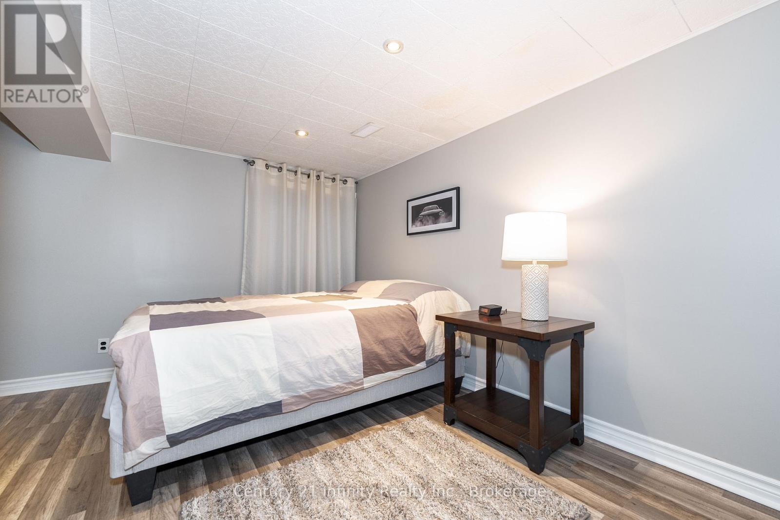 43 COLONIAL AVENUE - 24