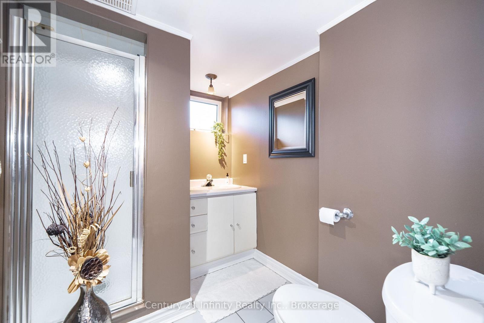 43 COLONIAL AVENUE - 25