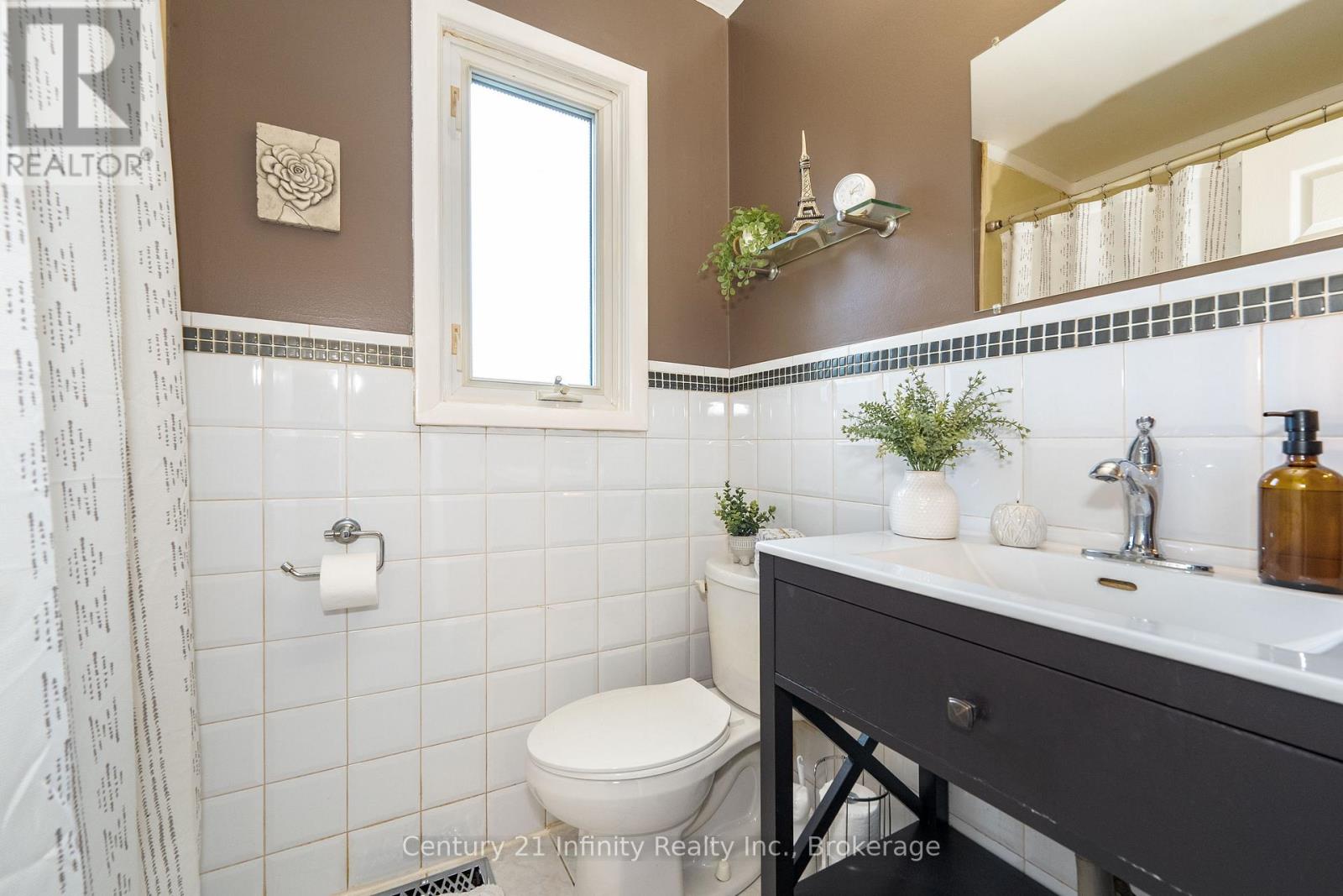 43 COLONIAL AVENUE - 22