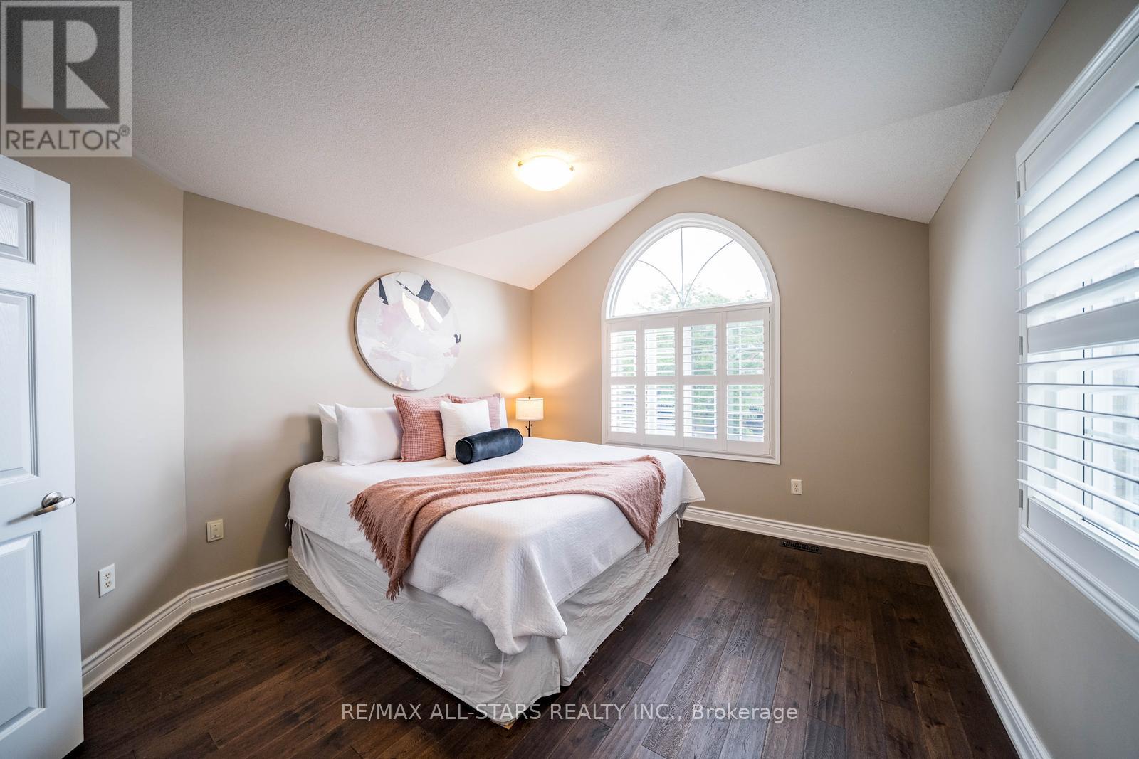 29 LITTLE ROUGE CIRCLE - 31