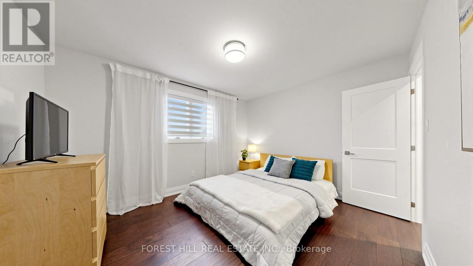 19 ROMANO CRESCENT - 30