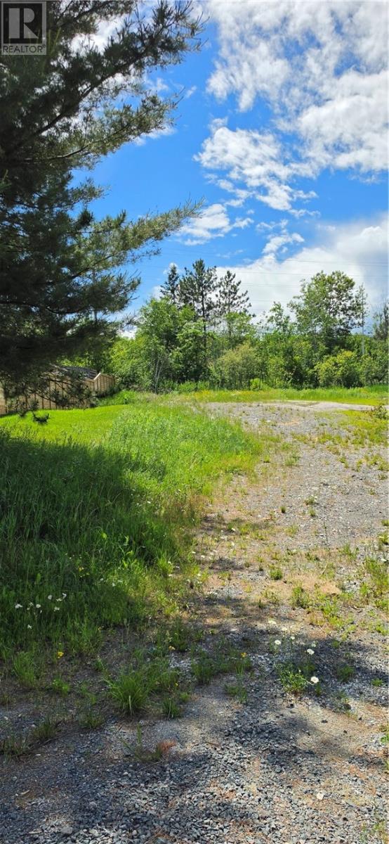 1249 Hillside Avenue, Val Caron — photo 2