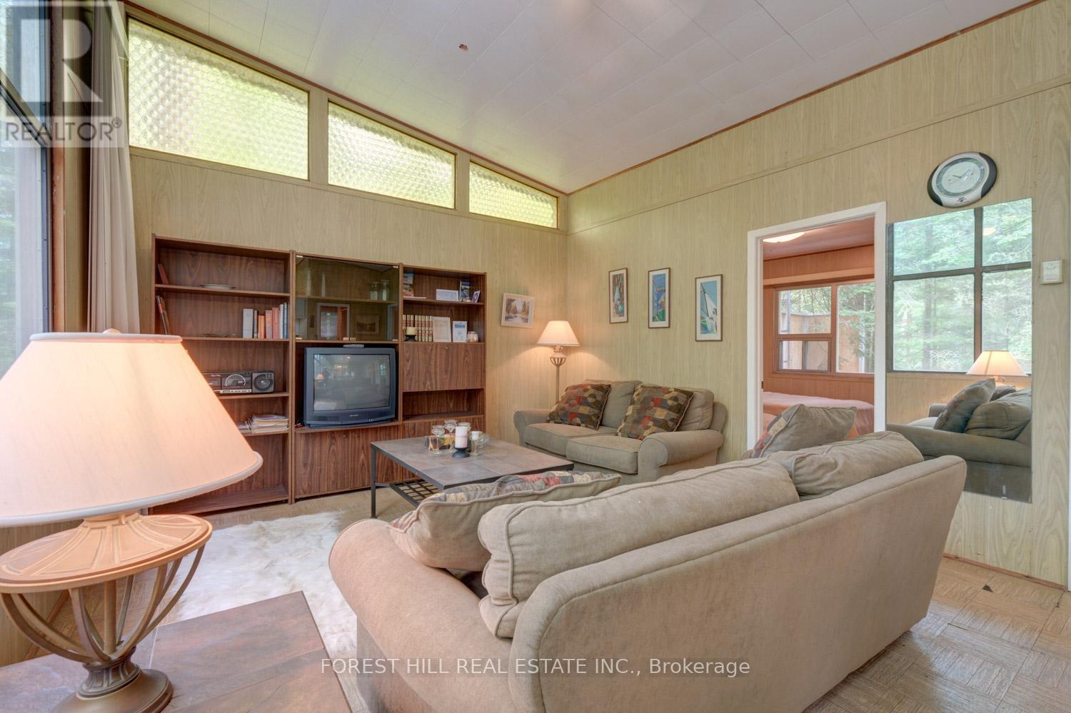 49 LESLIE STREET - 16