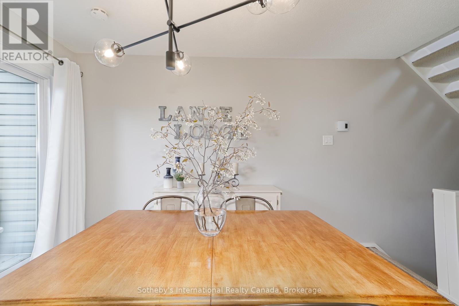 #214 214 ESCARPMENT CRESCENT - Image 4