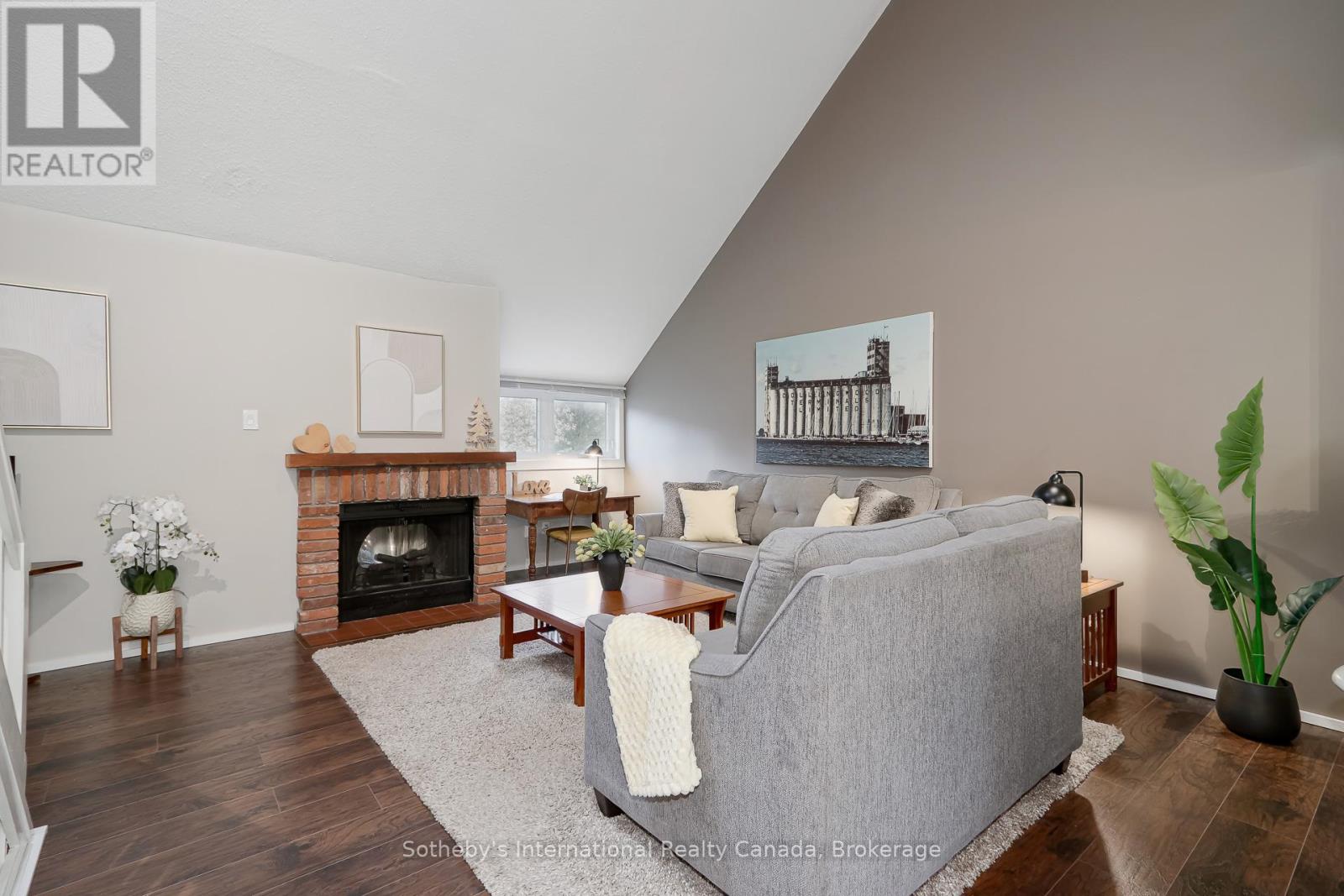 #214 214 ESCARPMENT CRESCENT - Image 7