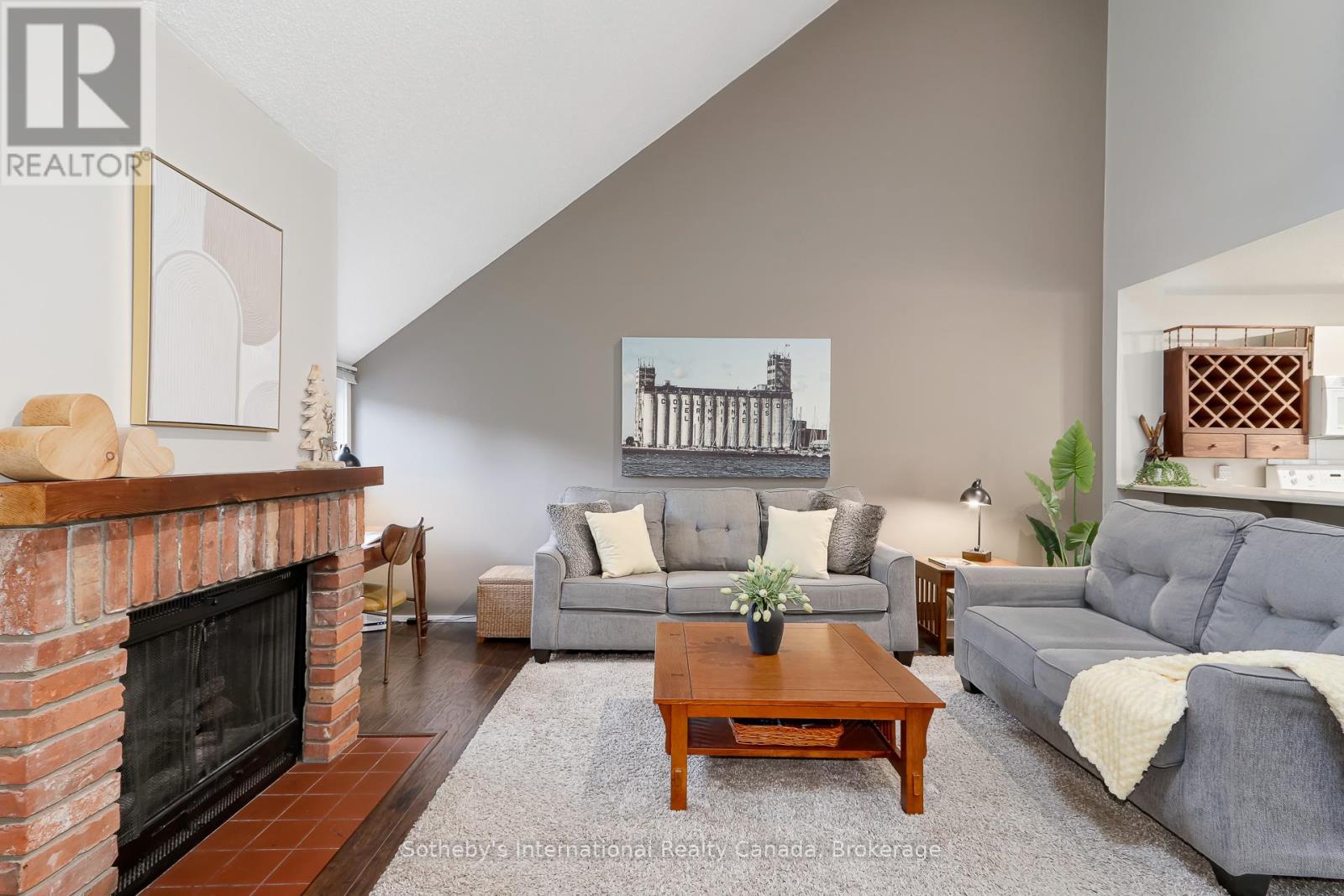 #214 214 ESCARPMENT CRESCENT - Image 9