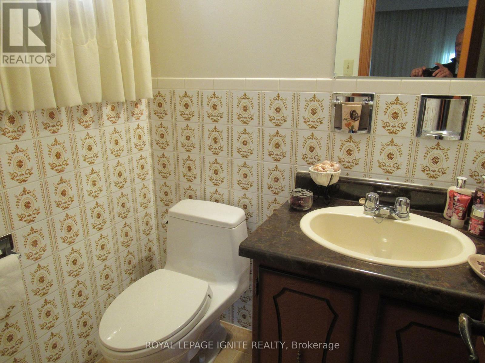 8 NEWLOVE COURT - 10