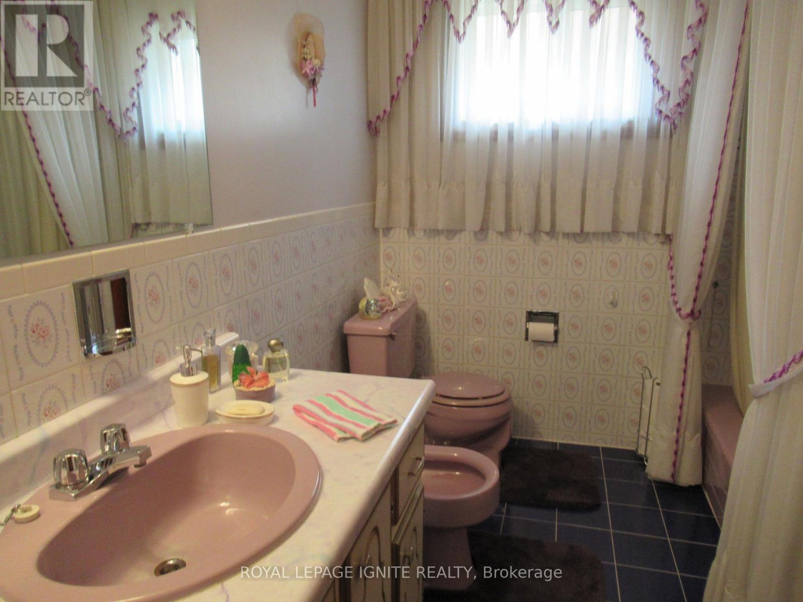 8 NEWLOVE COURT - 8