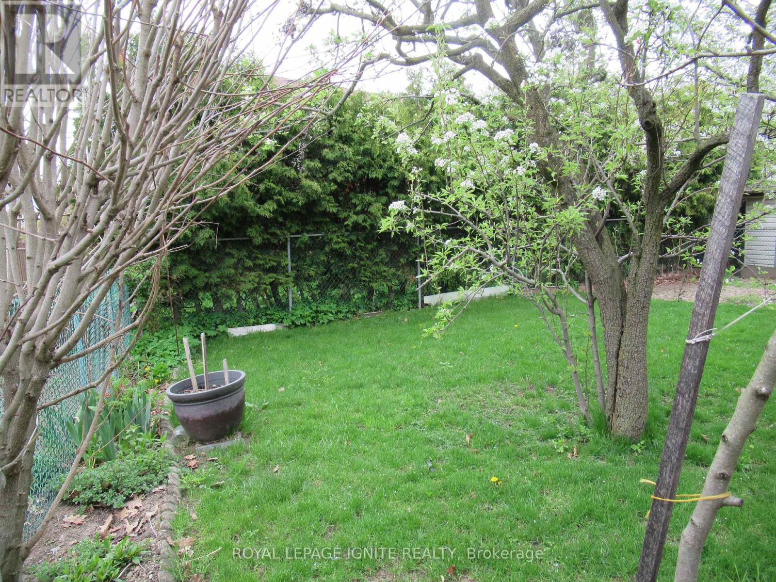 8 NEWLOVE COURT - 23