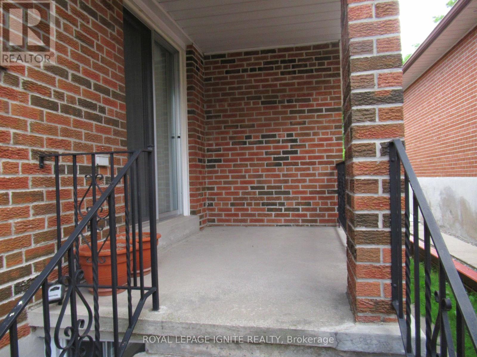 8 NEWLOVE COURT - 24