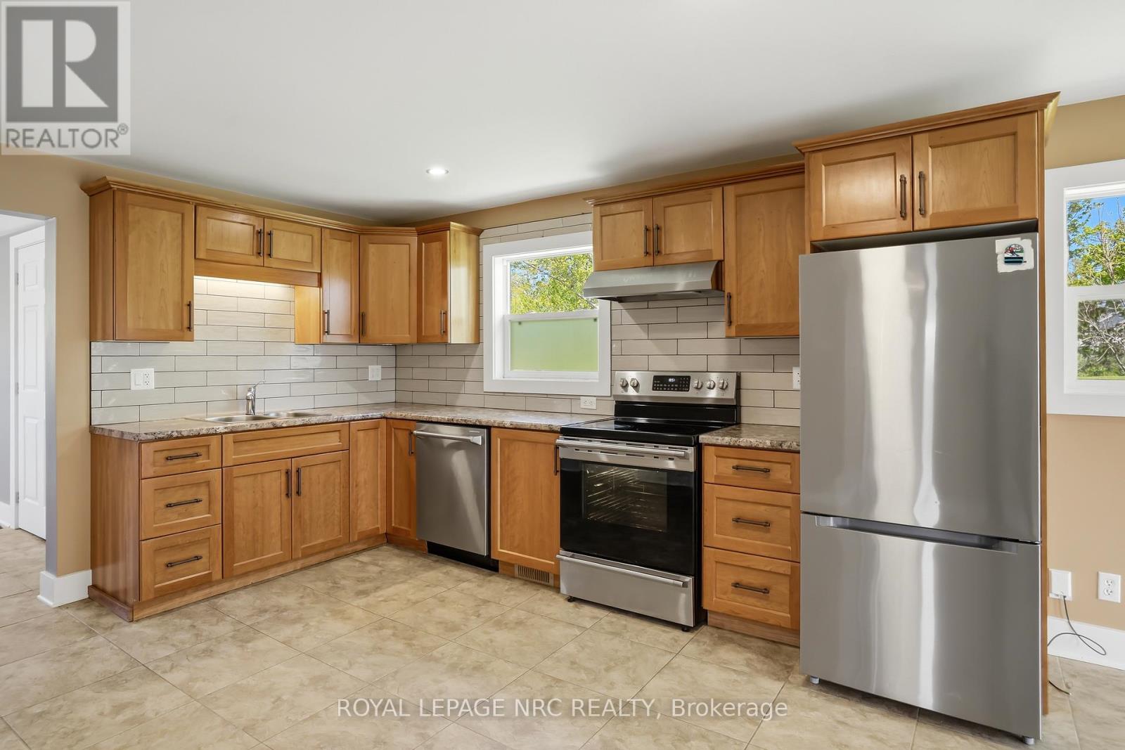 11 WHITE AVENUE - 23