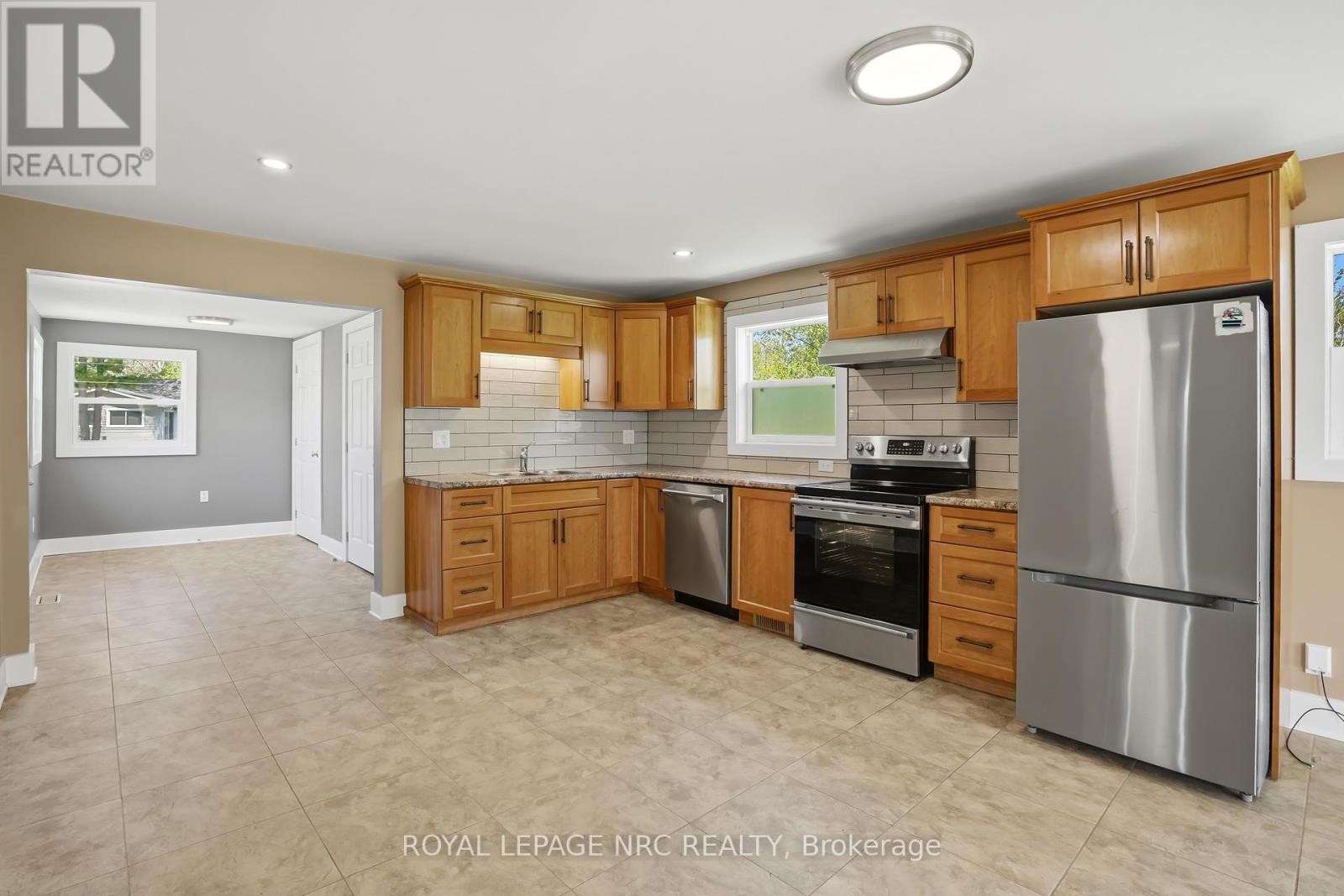 11 WHITE AVENUE - 24