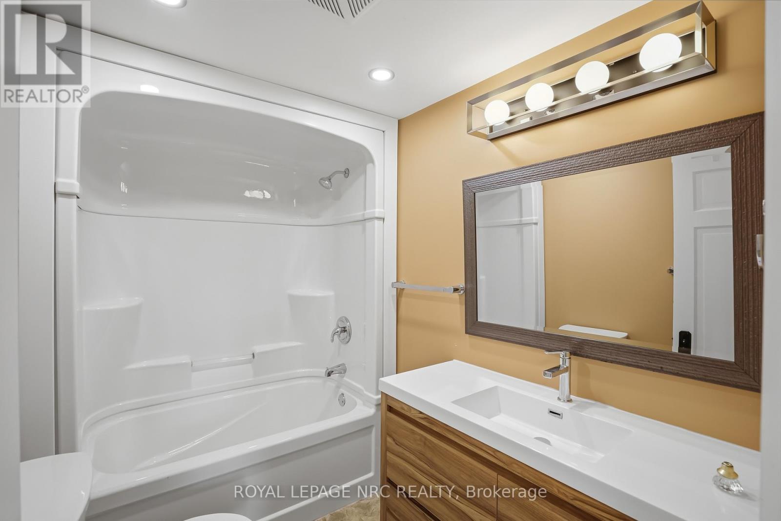 11 WHITE AVENUE - 28