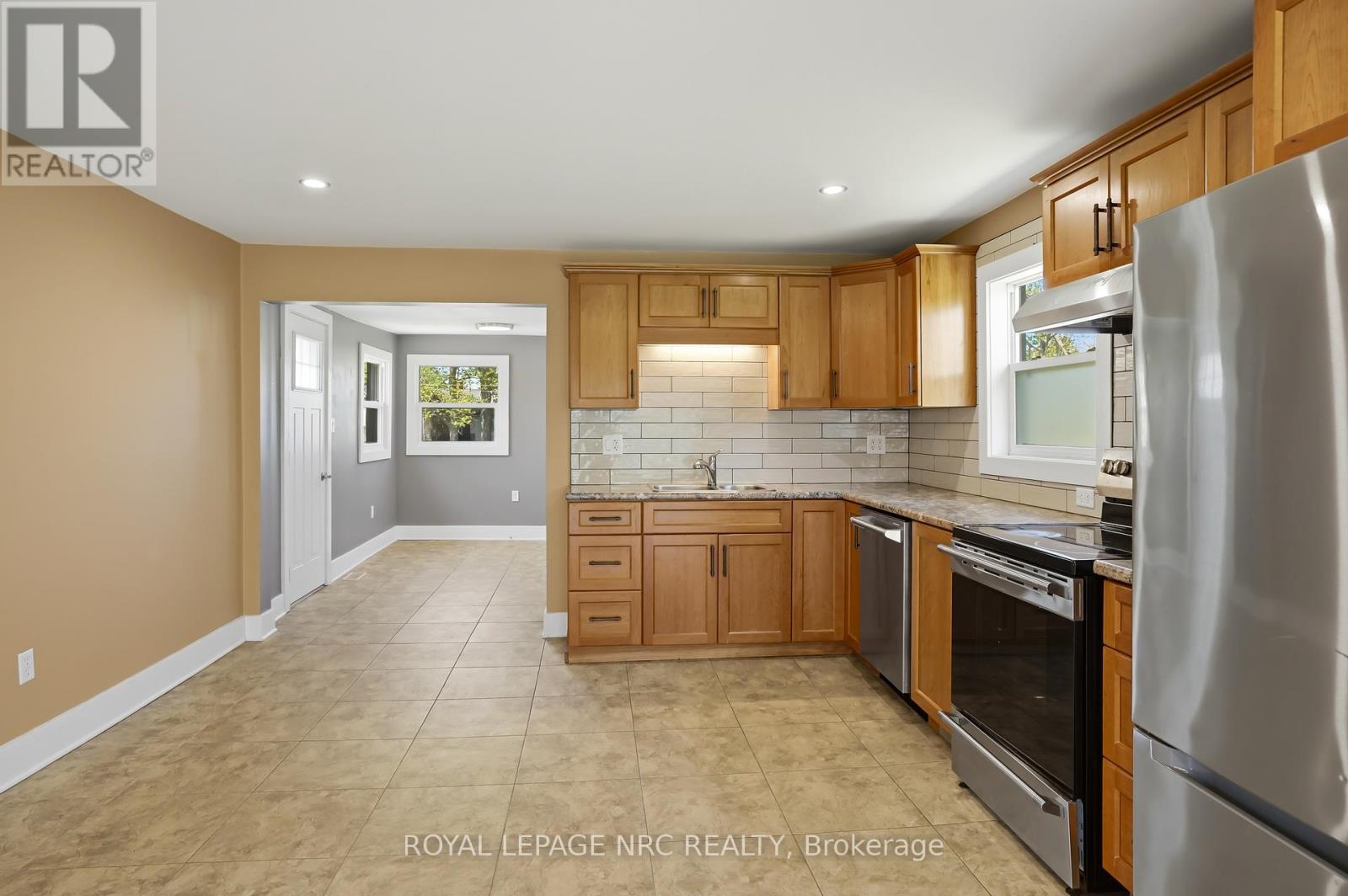 11 WHITE AVENUE - 25