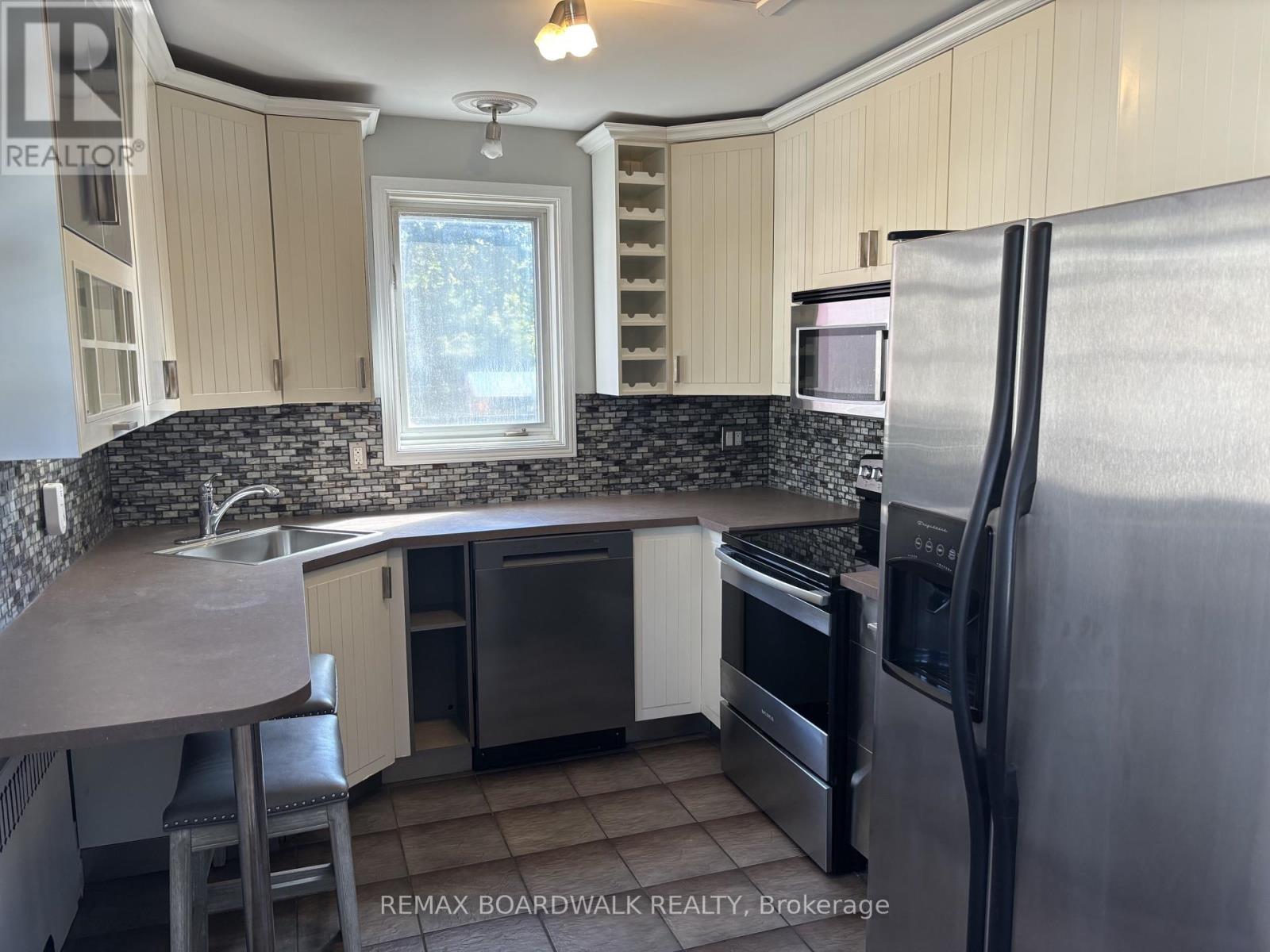 320 LAURIER AVENUE E - 4