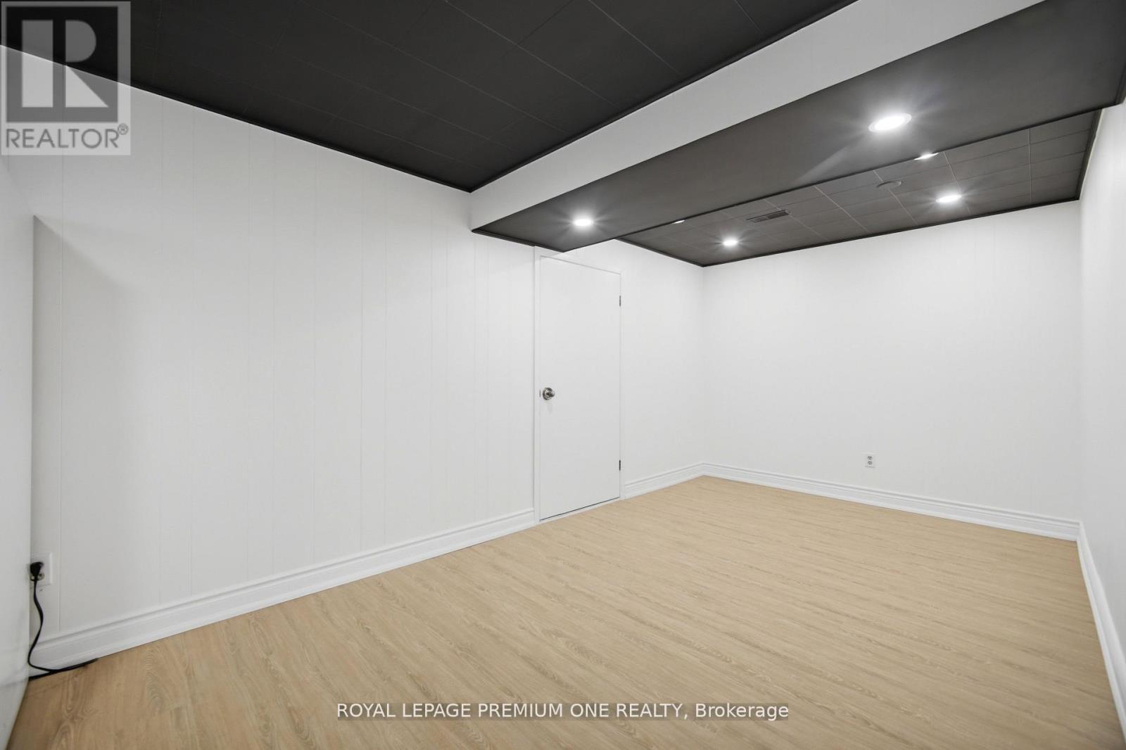 3195 GOLDEN ORCHARD DRIVE - 37