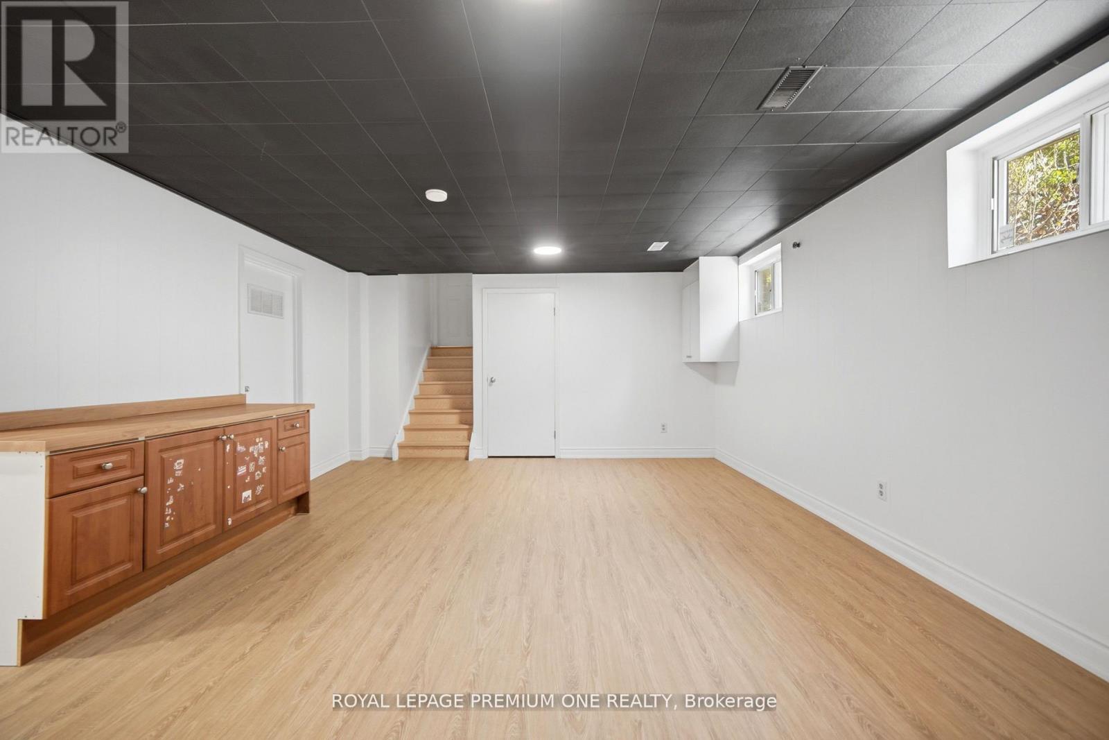 3195 GOLDEN ORCHARD DRIVE - 32