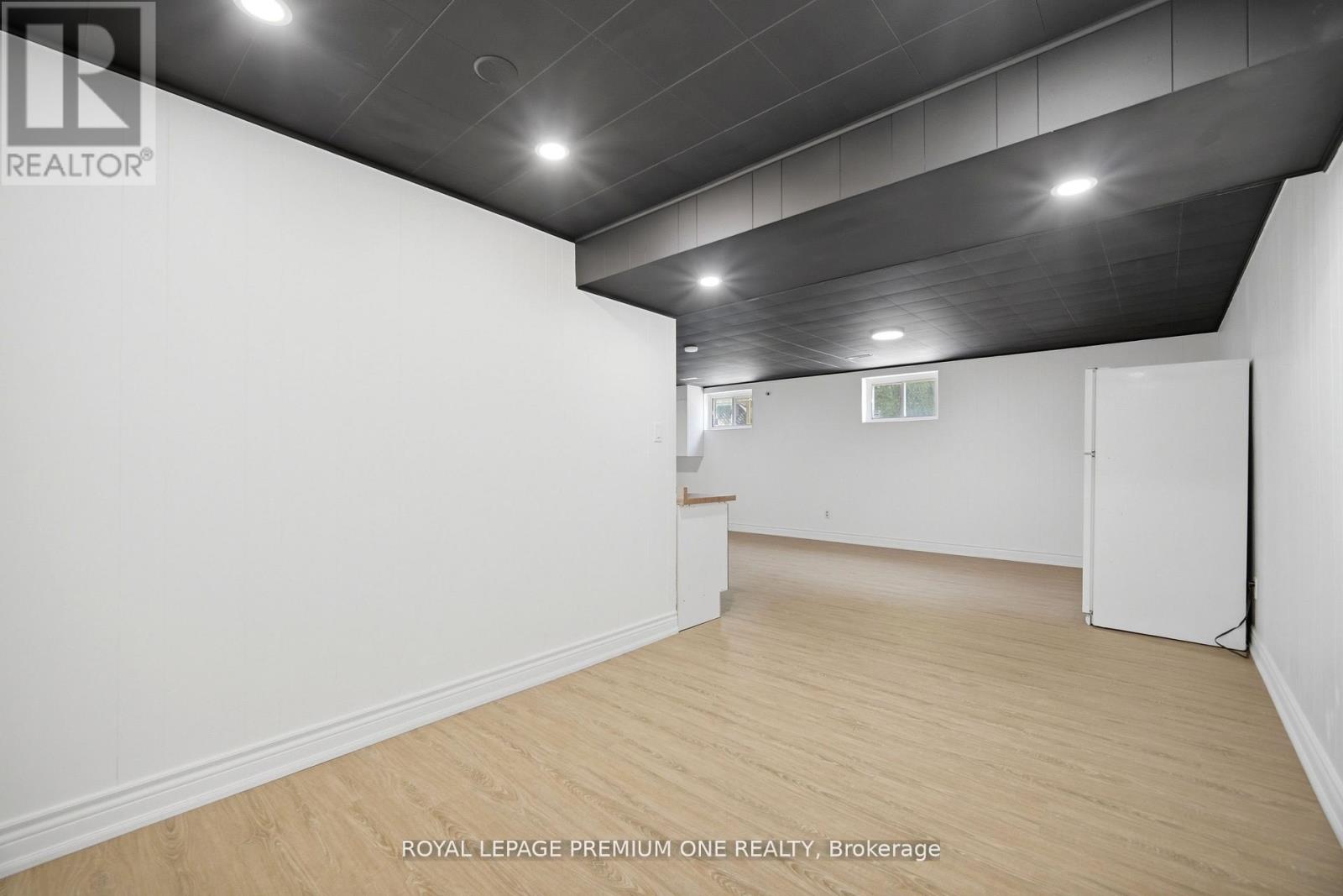 3195 GOLDEN ORCHARD DRIVE - 36