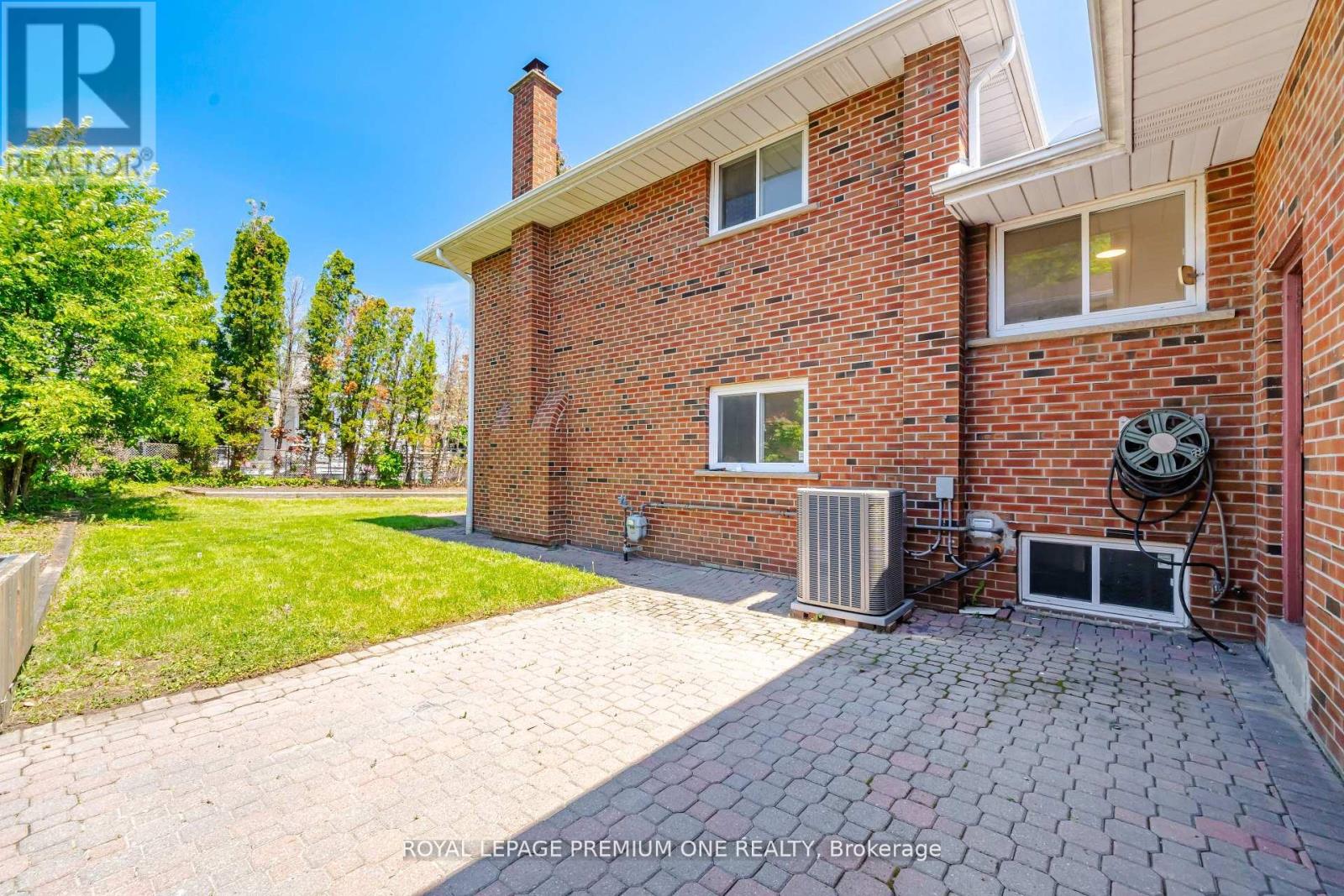 3195 GOLDEN ORCHARD DRIVE - 41