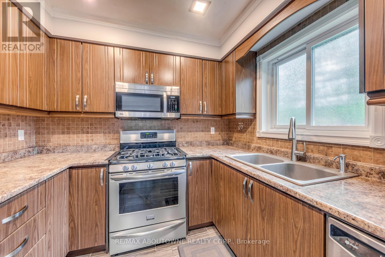 1209 OLD OAK DRIVE - 24