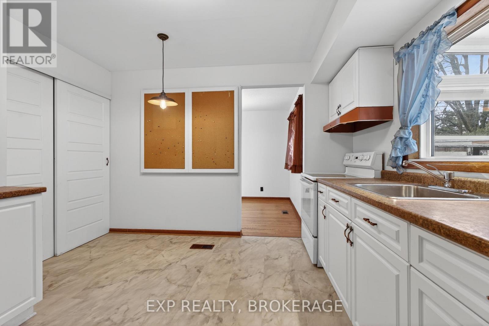 19 CONVAY CRESCENT - 14