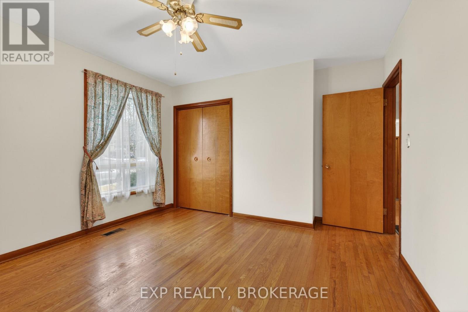 19 CONVAY CRESCENT - 18