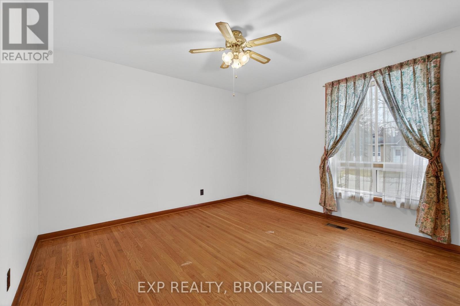 19 CONVAY CRESCENT - 17