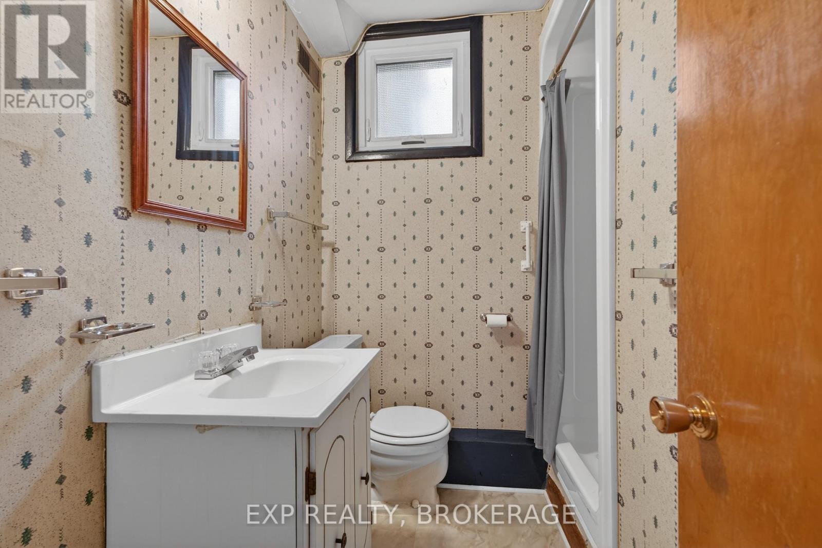19 CONVAY CRESCENT - 32