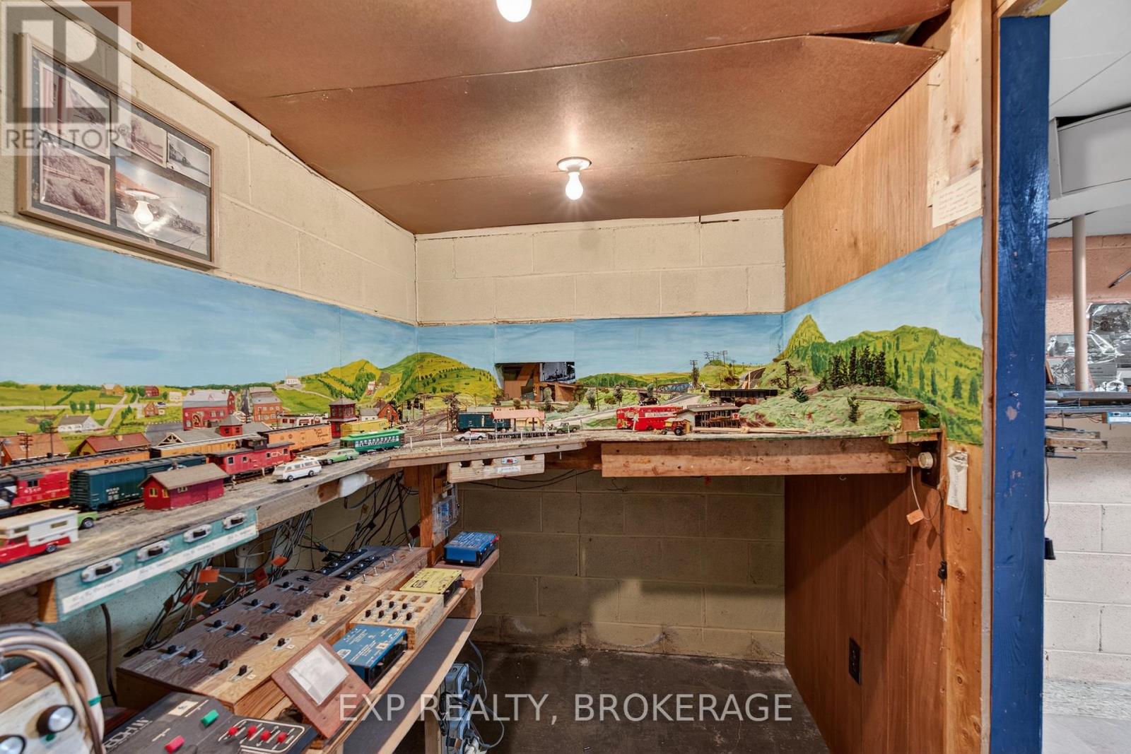 19 CONVAY CRESCENT - 34