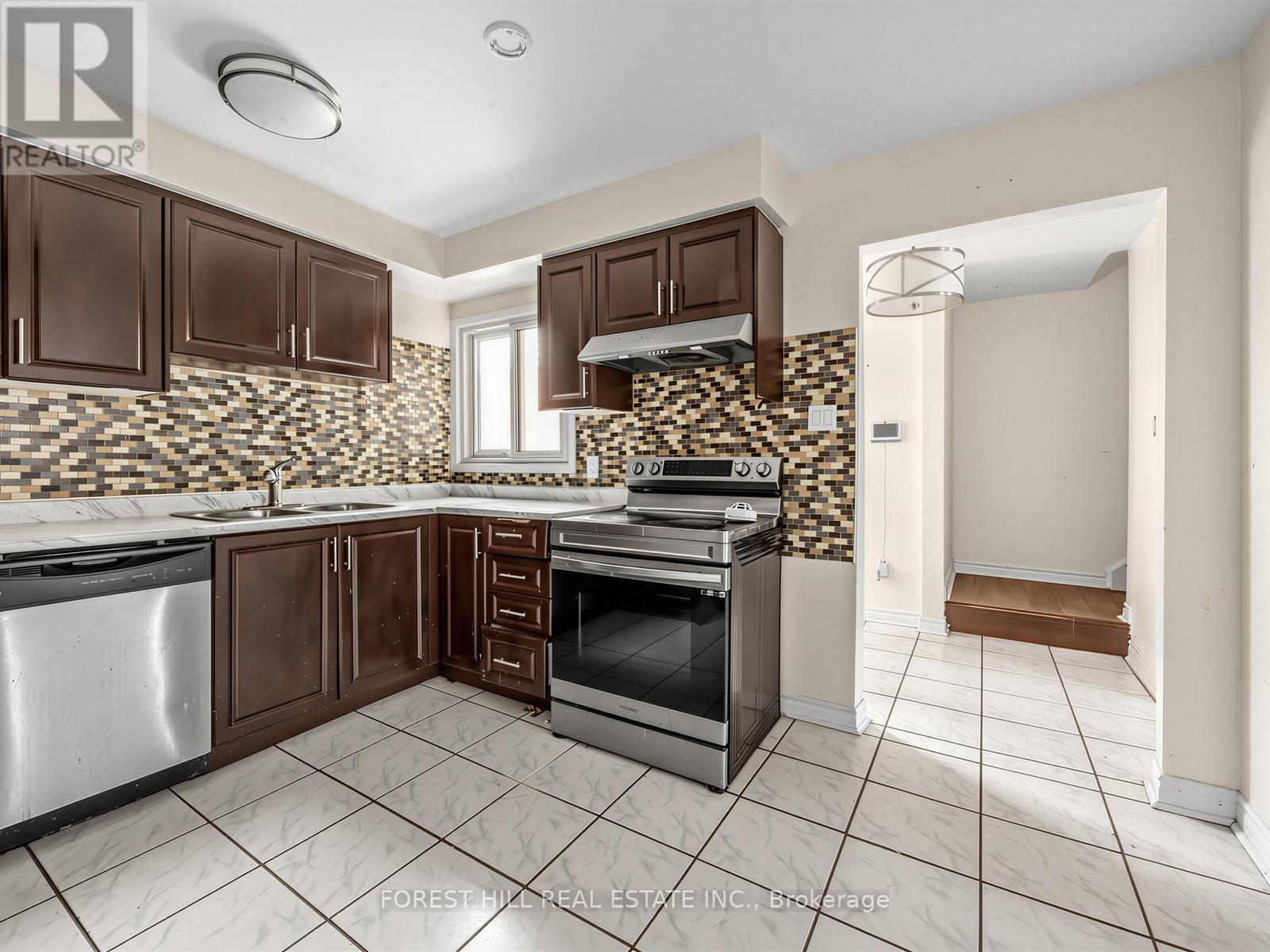 61 ROYAL SALISBURY WAY - 6