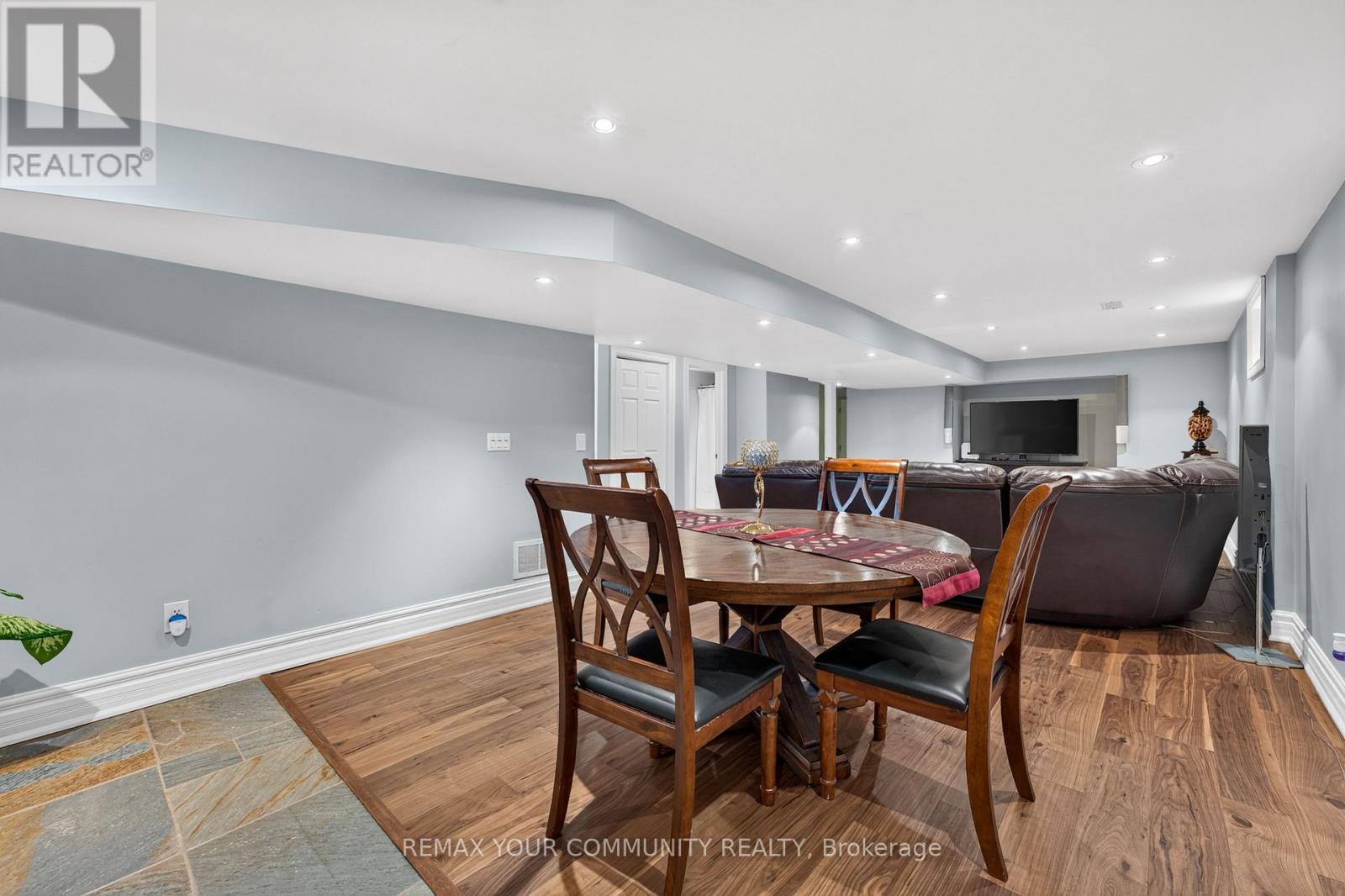 44 PINERIDGE DRIVE - 28