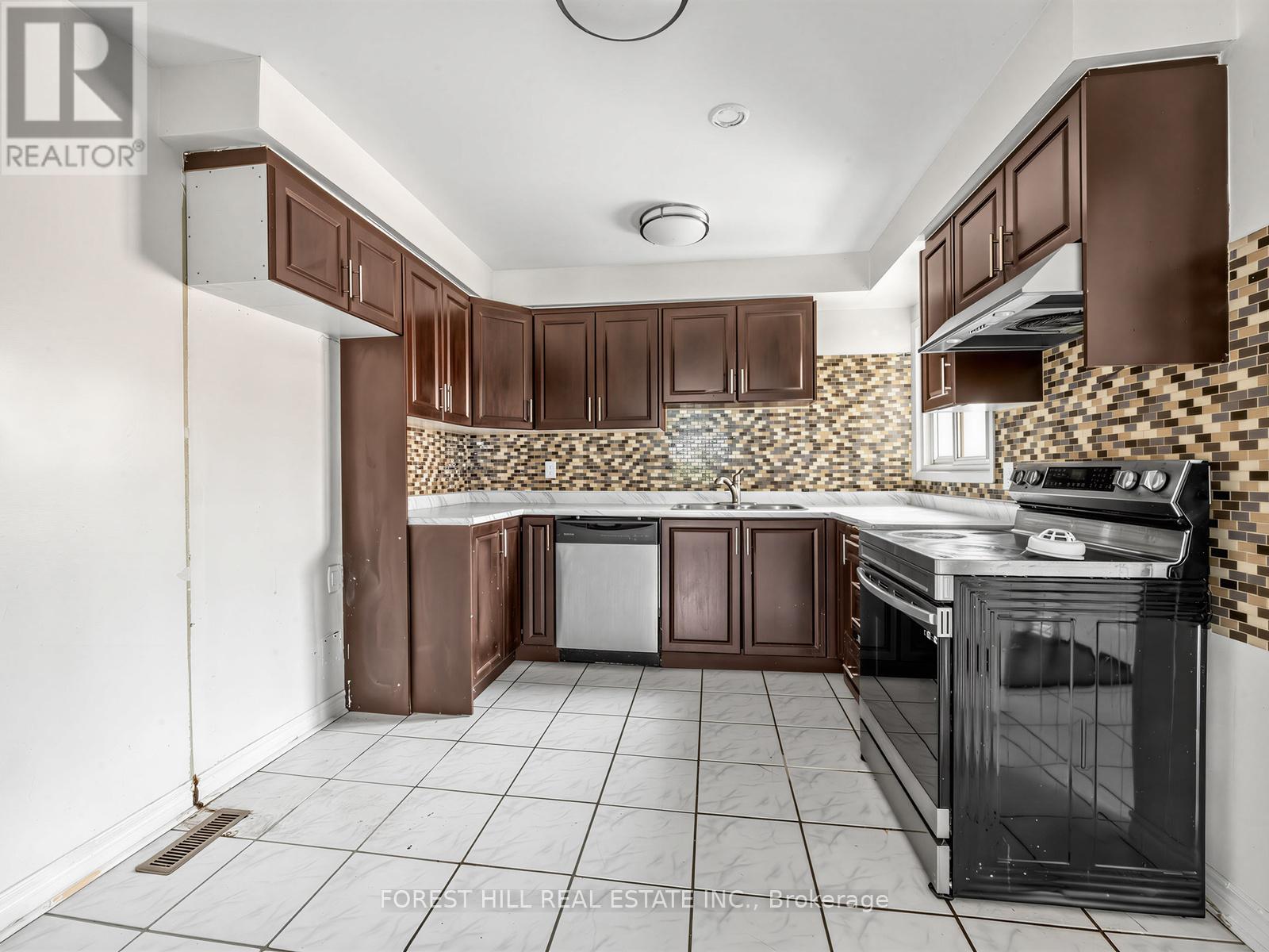 61 ROYAL SALISBURY WAY - 4