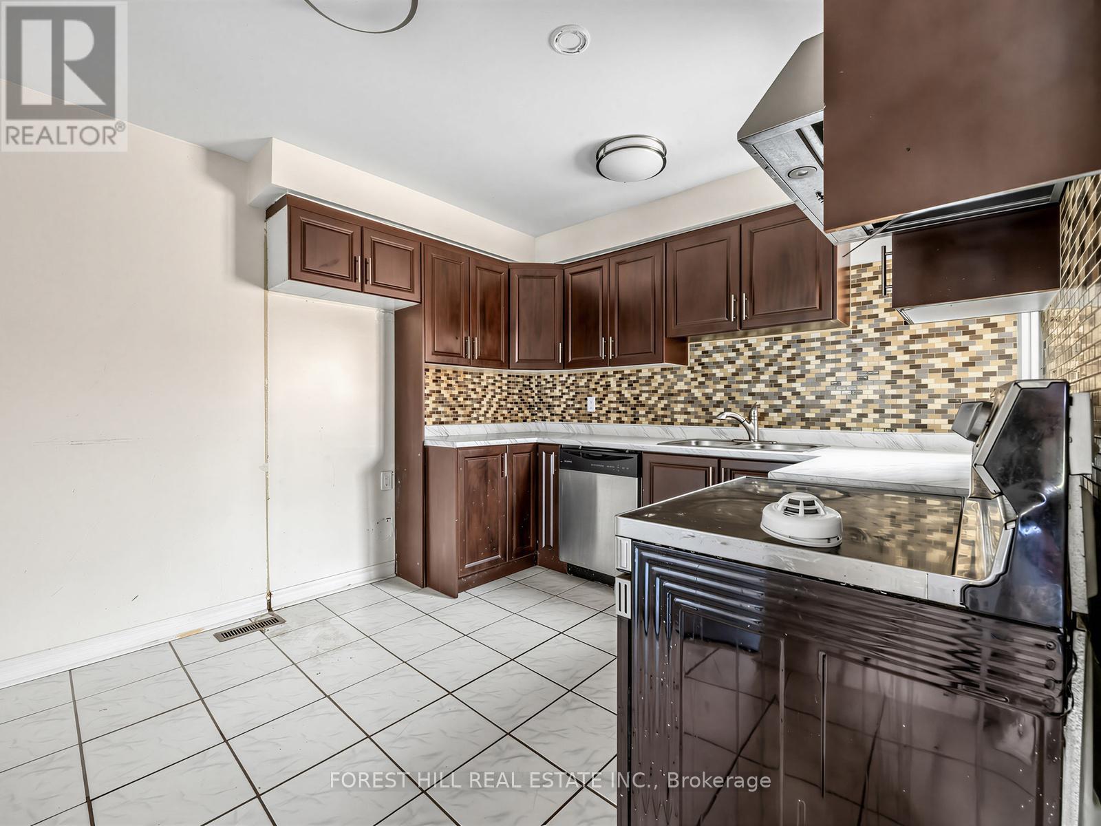 61 ROYAL SALISBURY WAY - 5