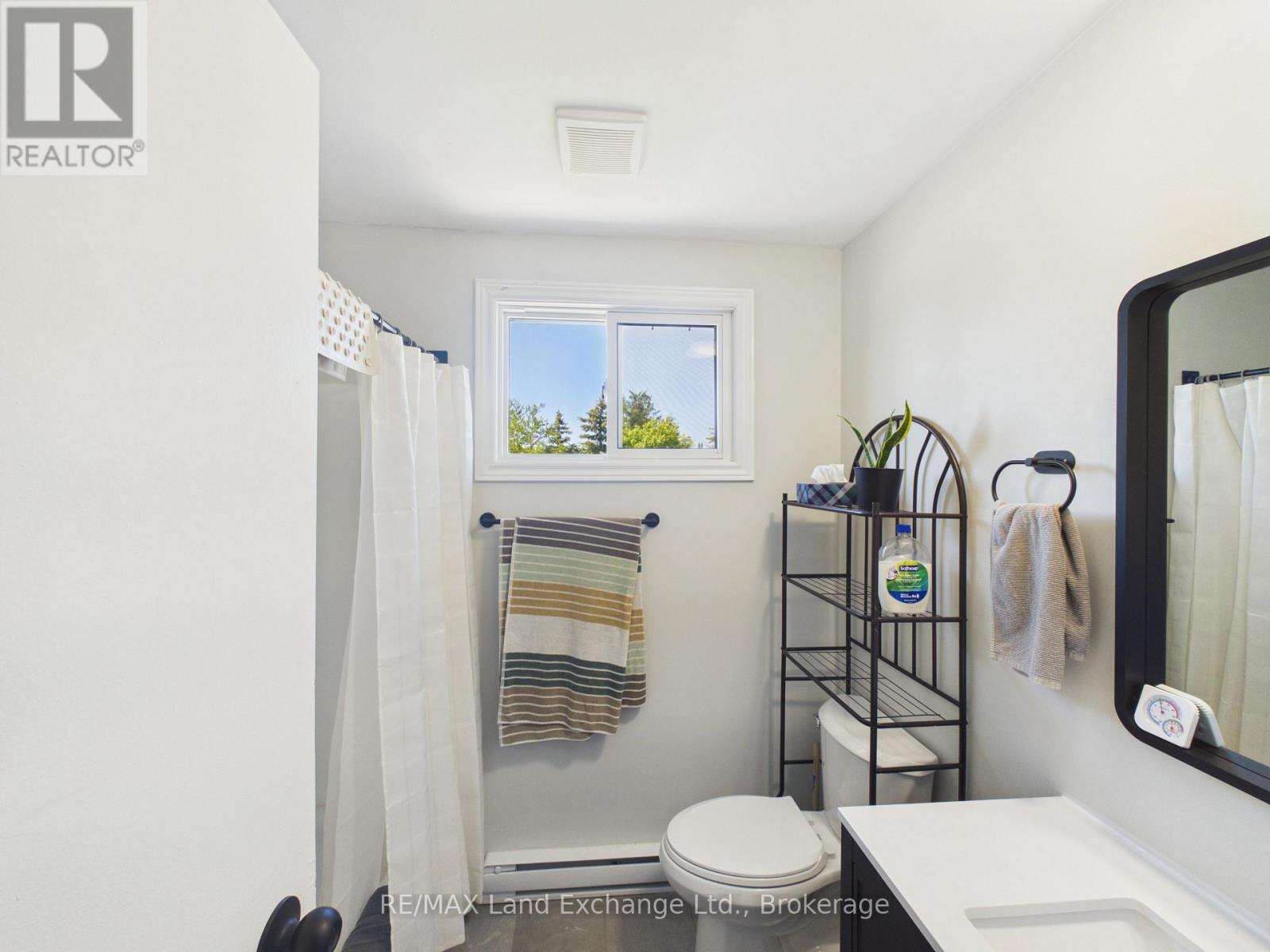 634 HUNTER STREET - 6