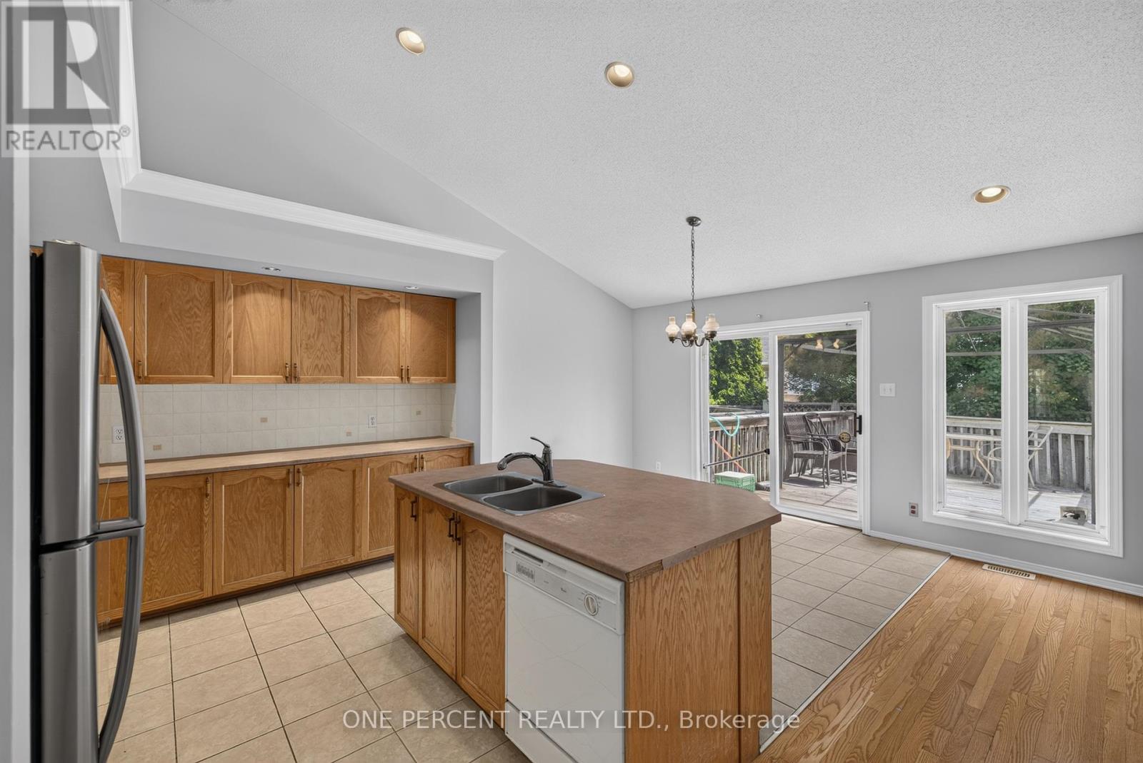 6 WINDCHIME CRESCENT - 26