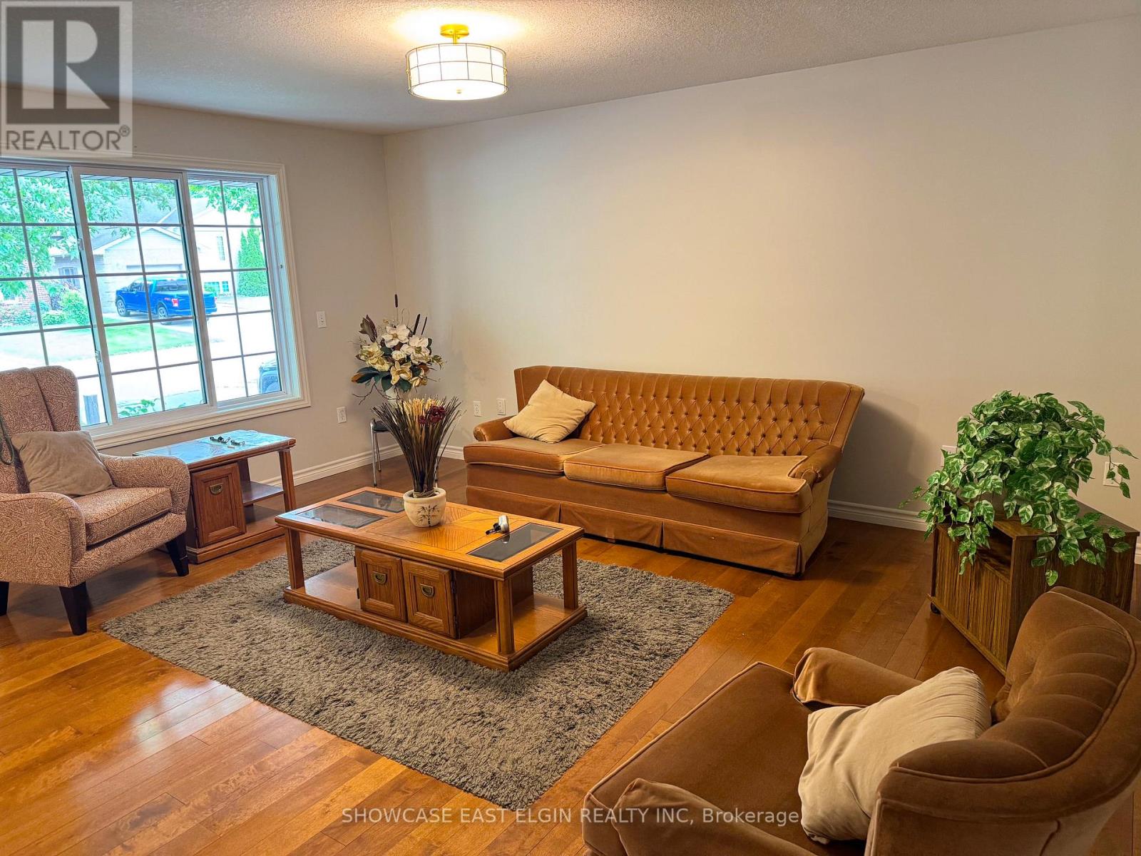 10 HOLLAND AVENUE - 10