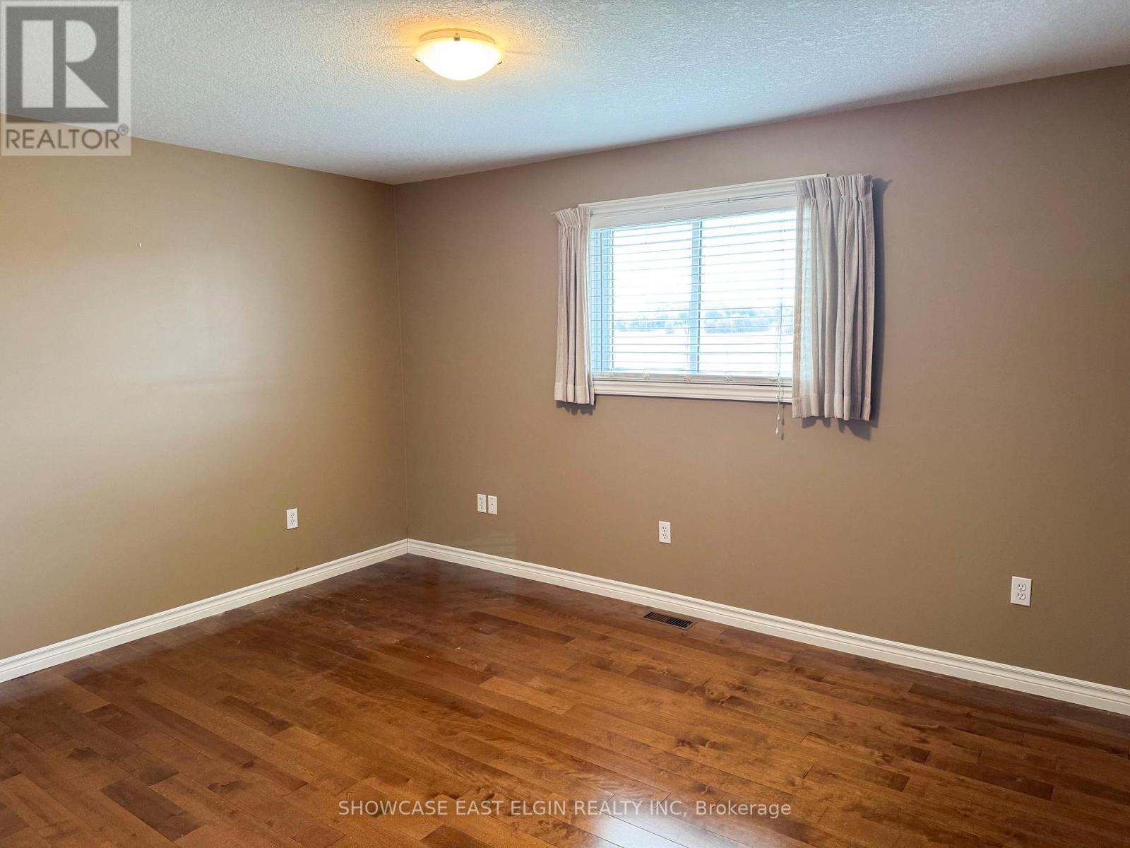 10 HOLLAND AVENUE - 12