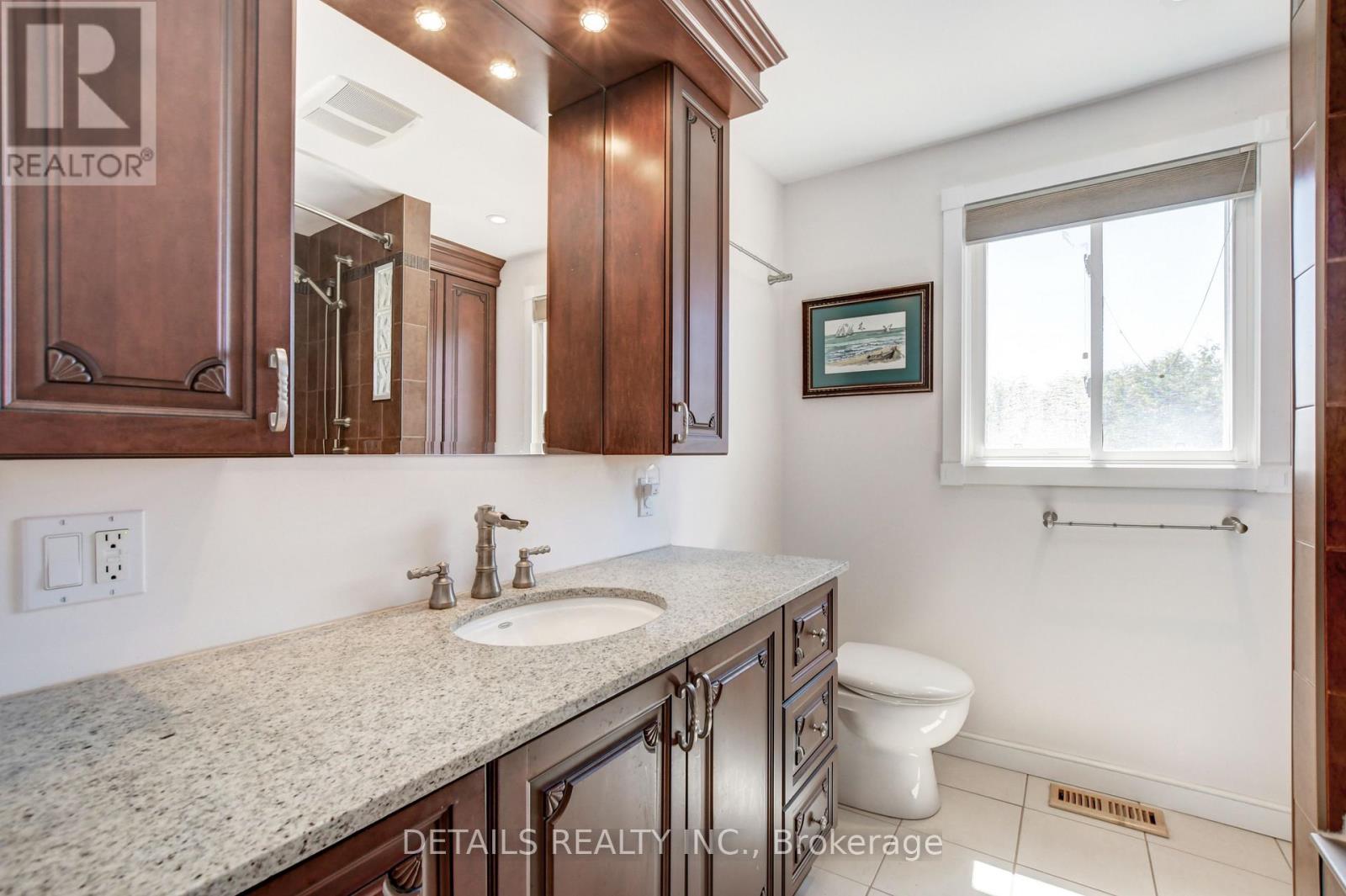 4388 WHITTAKER CRESCENT - 32
