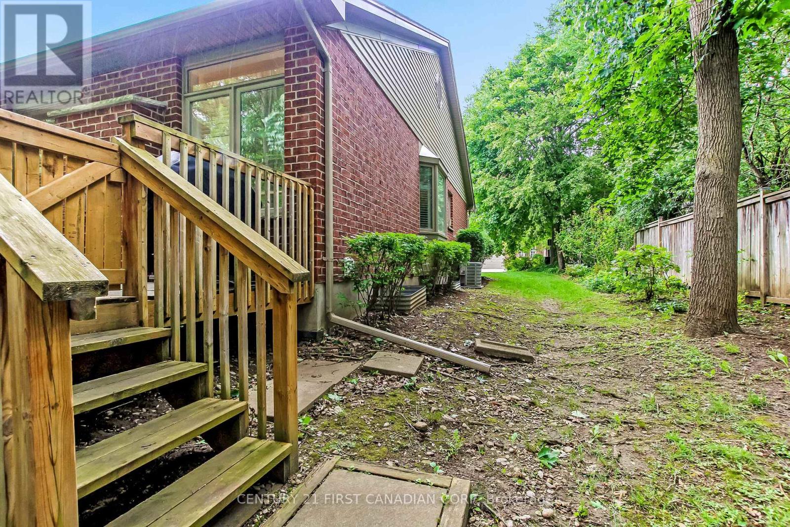 #11 417 HYDE PARK ROAD - 27