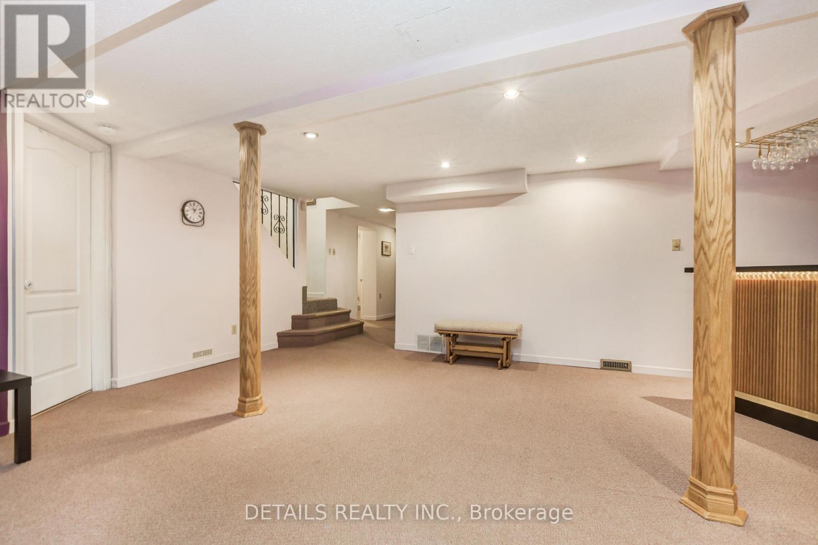 4388 WHITTAKER CRESCENT - 34