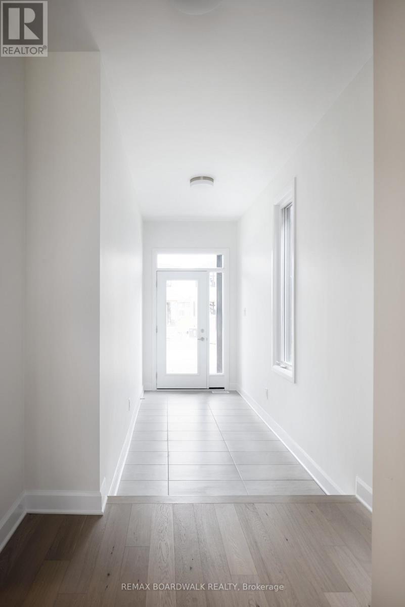 592 ROUNDHOUSE CRESCENT - 3
