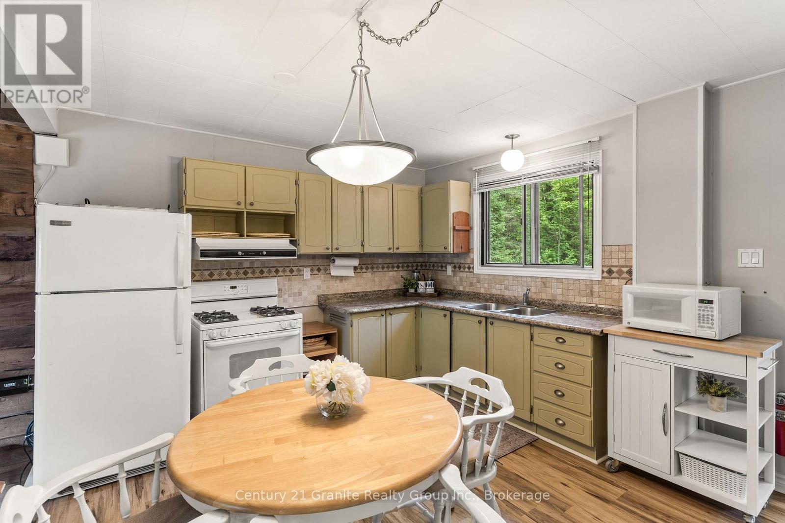 1075 HOBBITS LANE - 11