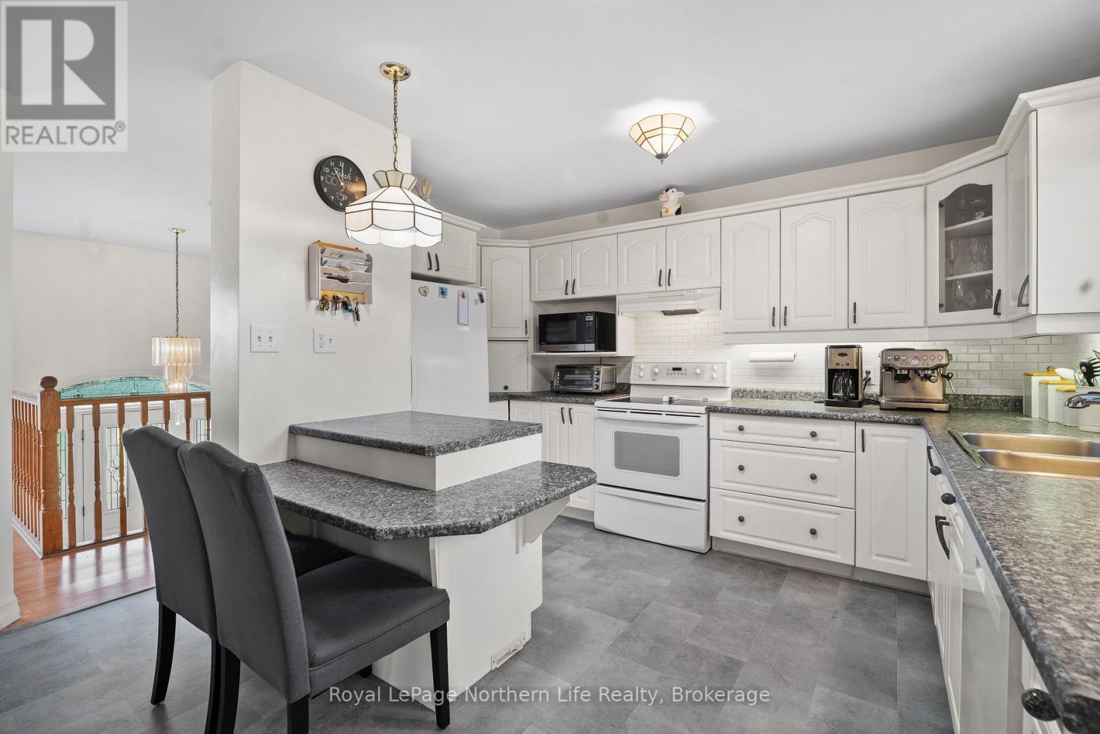 845 OLIVIER ROAD - 32