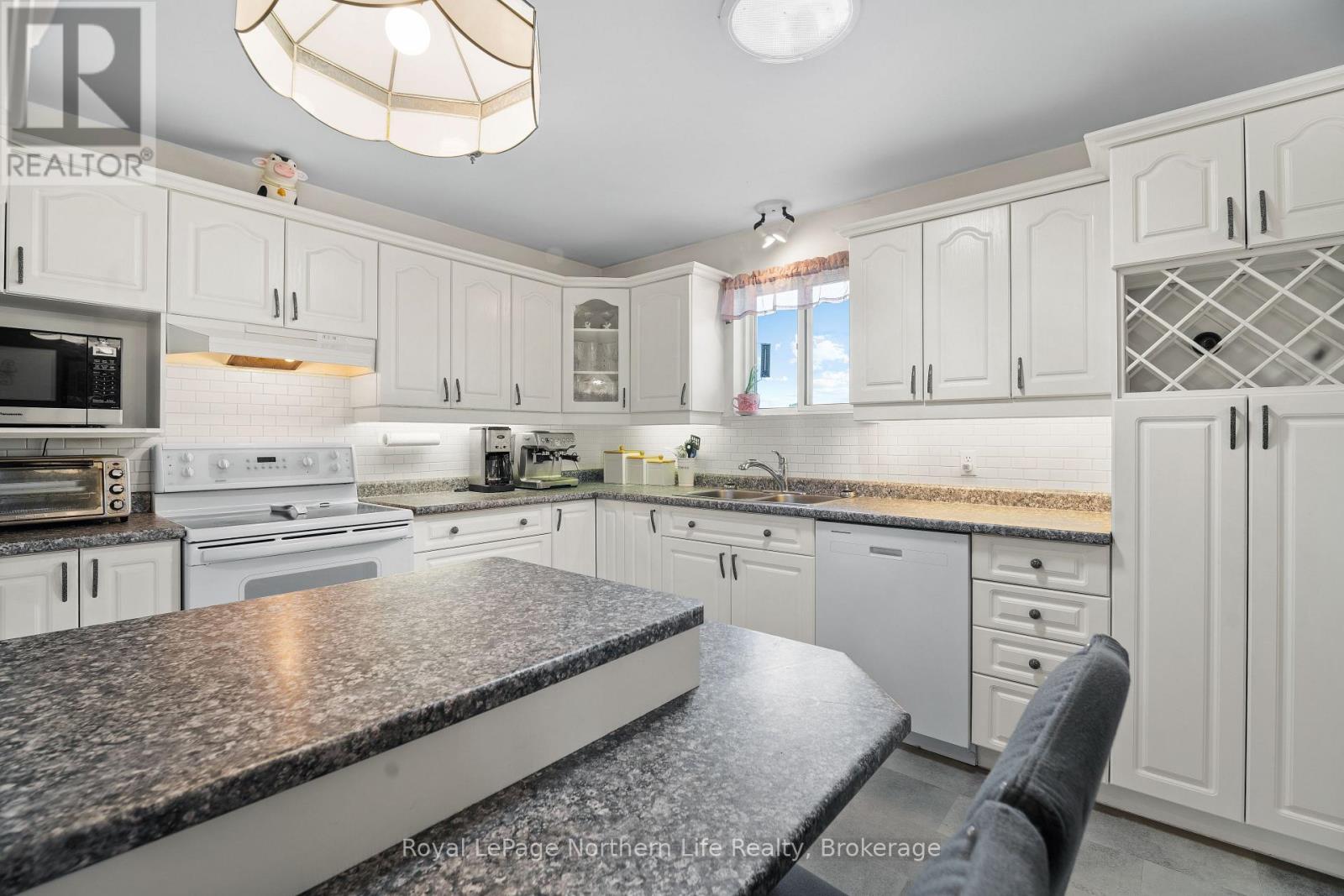 845 OLIVIER ROAD - 33