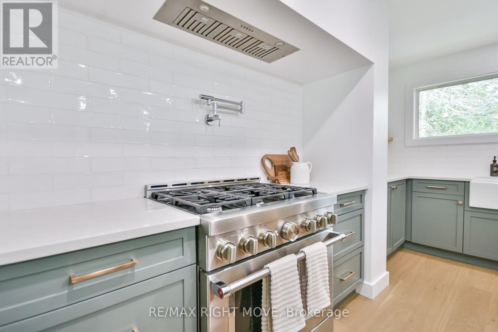 407 BAY STREET - Image 11