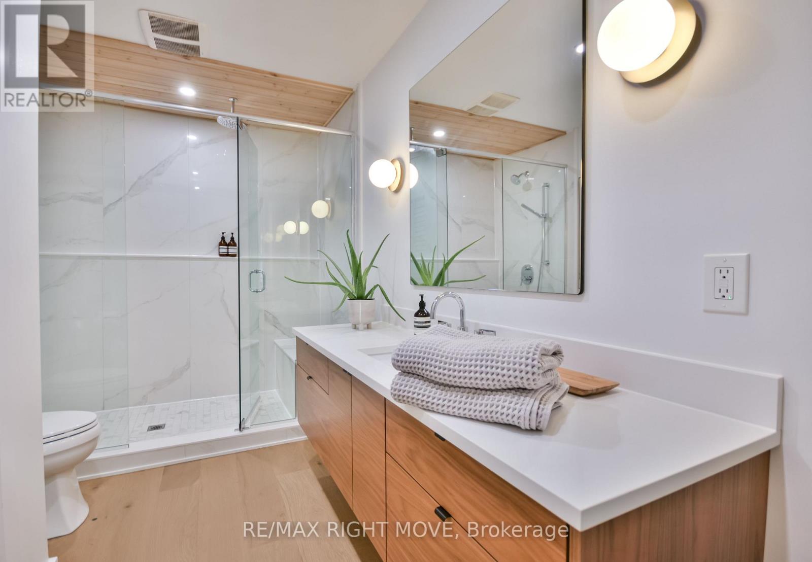407 BAY STREET - Image 27