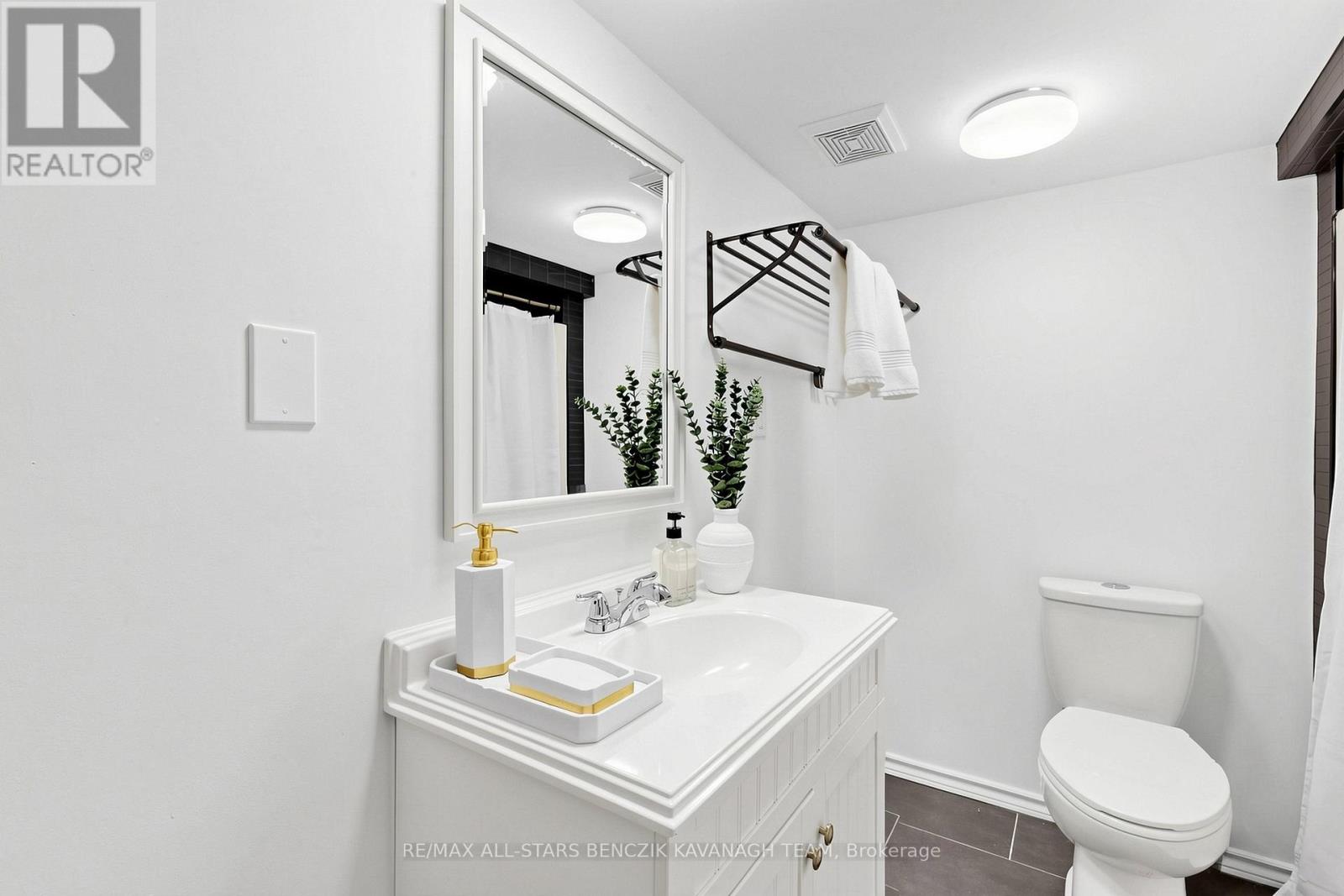 522 SHEPPARD AVENUE - 21